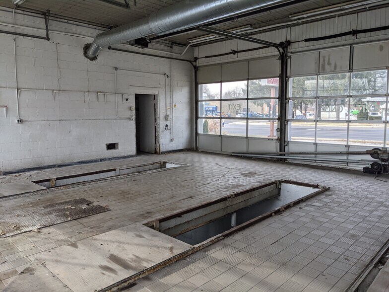 More Photos Of 212 S Kennedy, Bradley Auto Repair For Lease