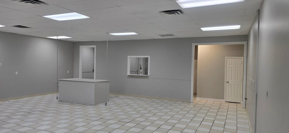 More Photos Of 17003 E US Highway 24, Independence General Retail For Lease