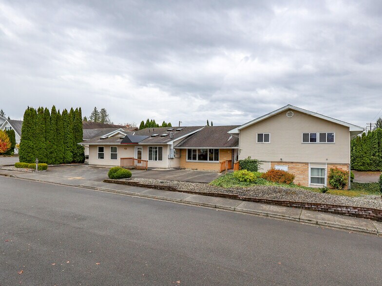 More Photos Of 902 E Maple St, Arlington Medical For Sale