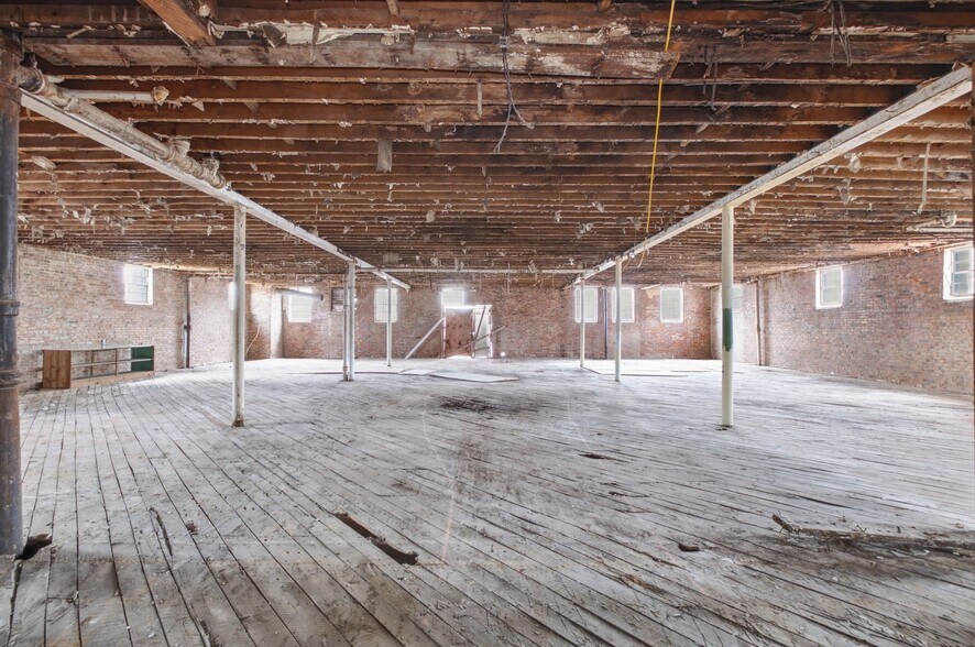 More Photos Of 1 Public Square Red Boiling Springs Sq, Lafayette Showroom For Sale