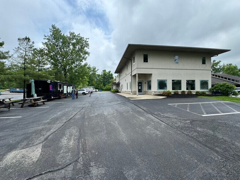 More Photos Of 171 Green Meadows Dr S, Lewis Center Office Residential For Sale