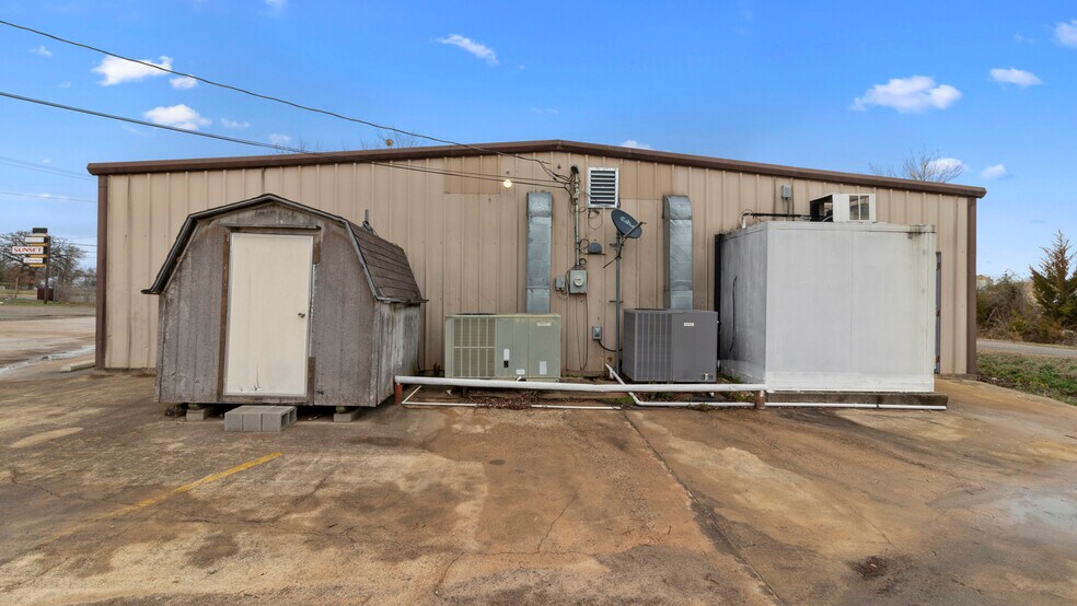 More Photos Of 1734 N Main St, Paris Freestanding For Sale