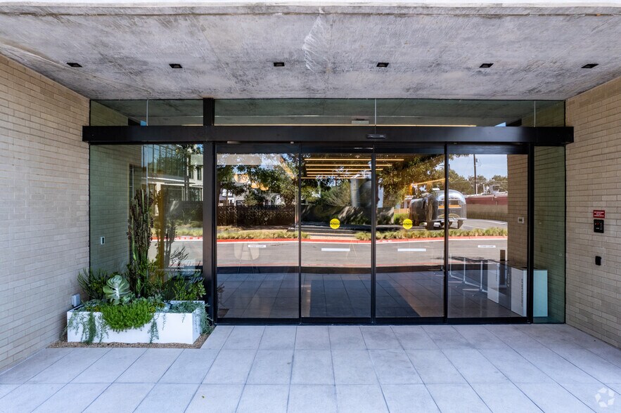 More Photos Of 3212 E Cesar Chavez St, Austin Office For Lease