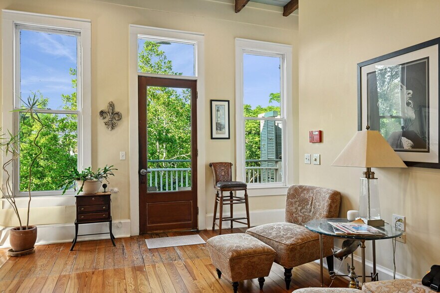 More Photos Of 2001 Lakeshore Dr, Mandeville Office For Sale