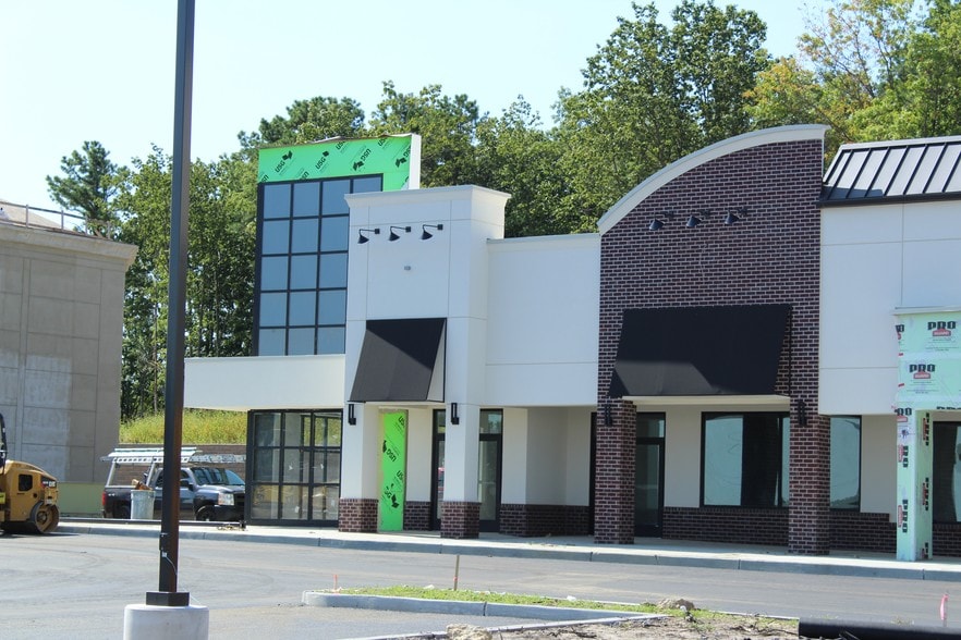 More Photos Of 10 America Ave, Lakewood Freestanding For Lease