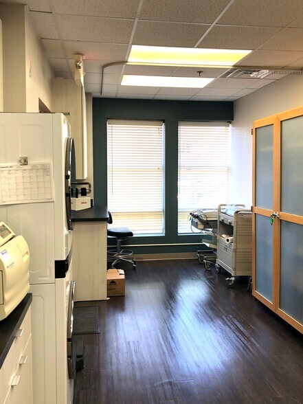 More Photos Of 21135 Whitfield Pl, Sterling Medical For Lease