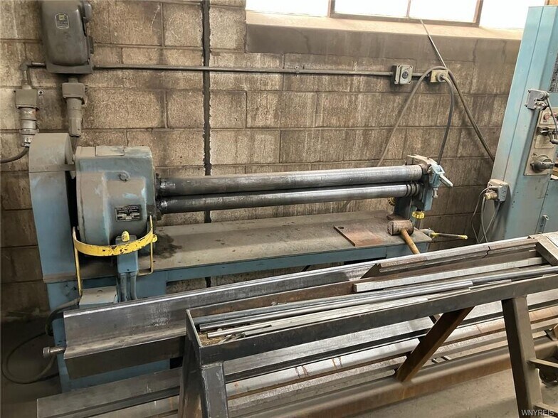 More Photos Of 2543 Seneca Ave, Niagara Falls Manufacturing For Sale