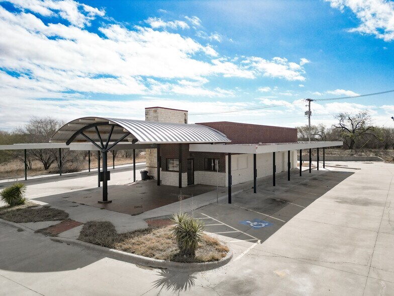 Primary Photo Of 6280 Highway 281, Three Rivers Fast Food For Sale