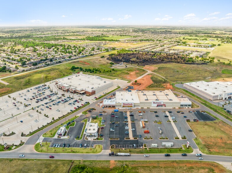 More Photos Of 821 N Czech Hall Rd, Yukon Restaurant For Lease