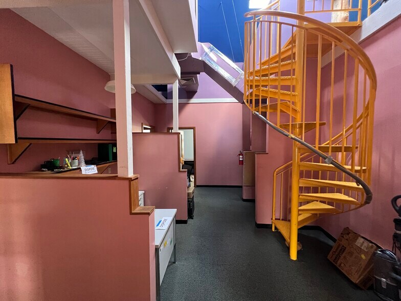 More Photos Of 894 Queen St, Honolulu Storefront Retail Office For Lease