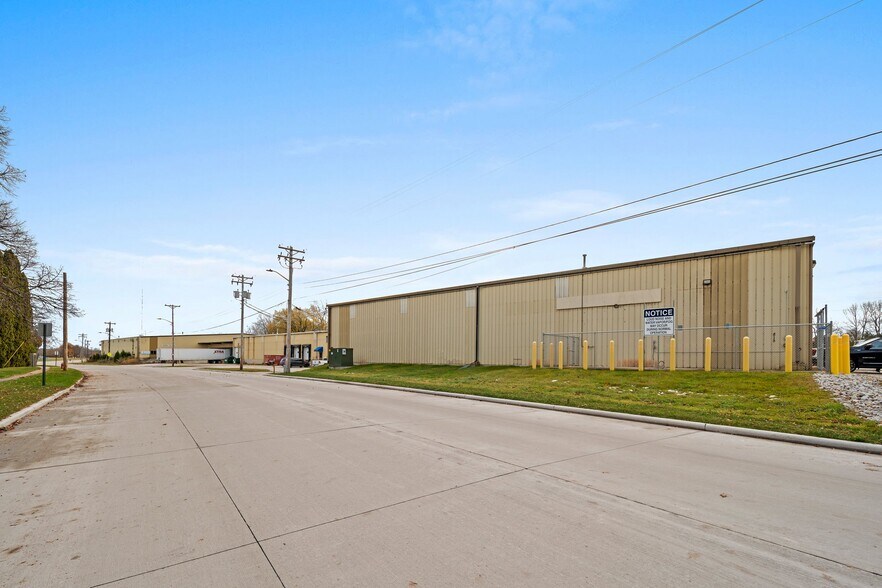 More Photos Of 815-925 E Albert Dr, Manitowoc Warehouse For Lease