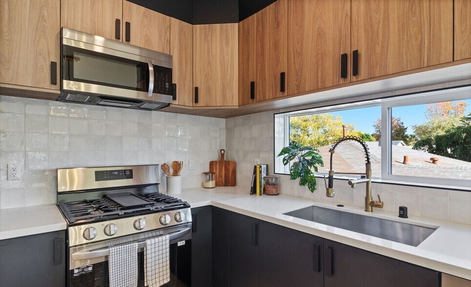 More Photos Of 10821 Hartsook St, North Hollywood Apartments For Sale
