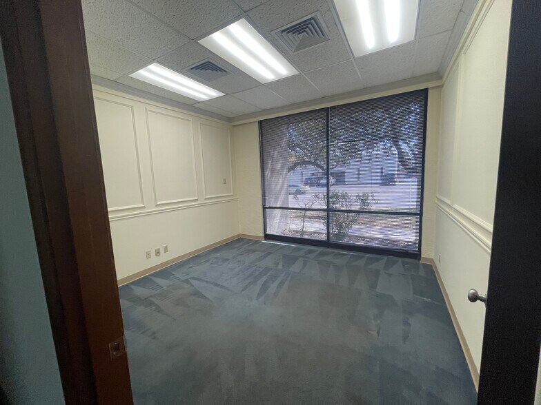 More Photos Of 4355 Centergate St, San Antonio Light Distribution For Lease