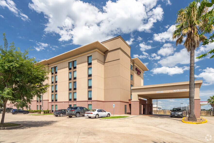 More Photos Of 8620 Airport Blvd, Houston Hotel For Sale