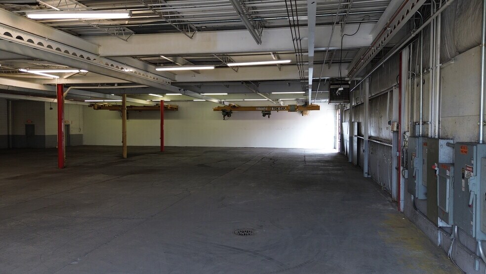 More Photos Of 33220-33250 Lakeland Blvd, Eastlake Warehouse For Lease