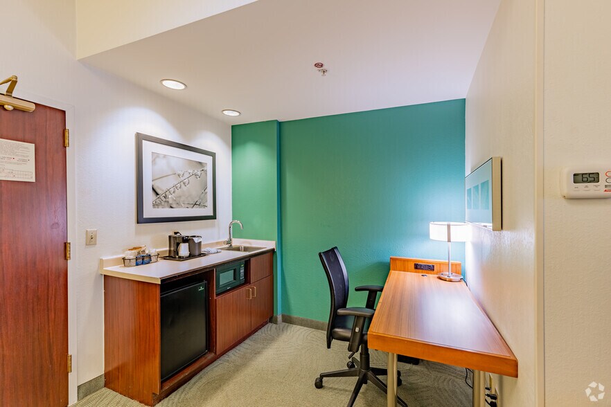 More Photos Of 16 Trinity Point Dr, Washington Hotel For Sale