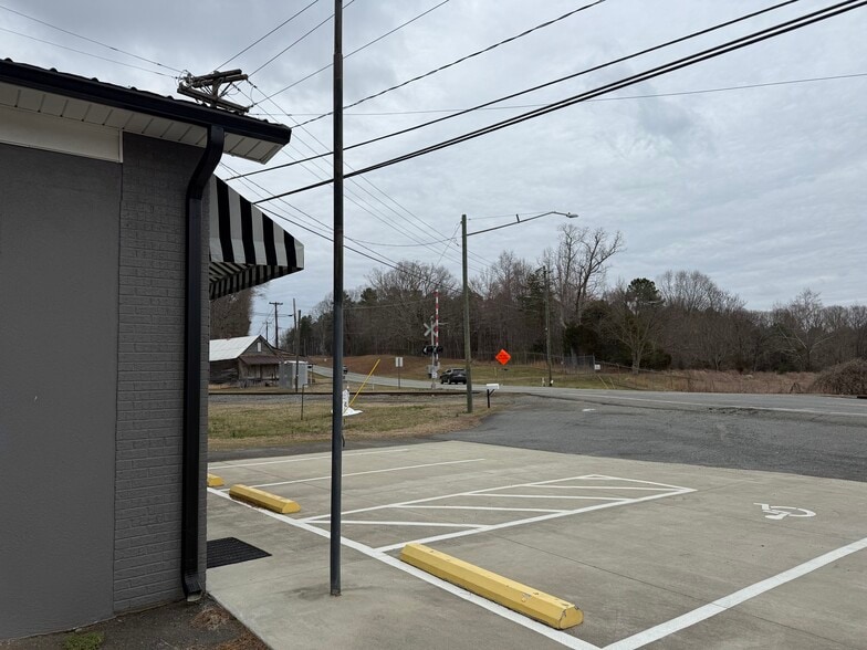 More Photos Of 7010 Doral Dr, Tobaccoville General Retail For Sale