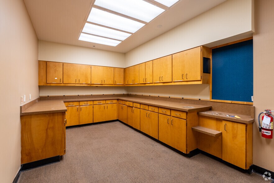 More Photos Of 30 S Mission St, Wenatchee Bank For Sale