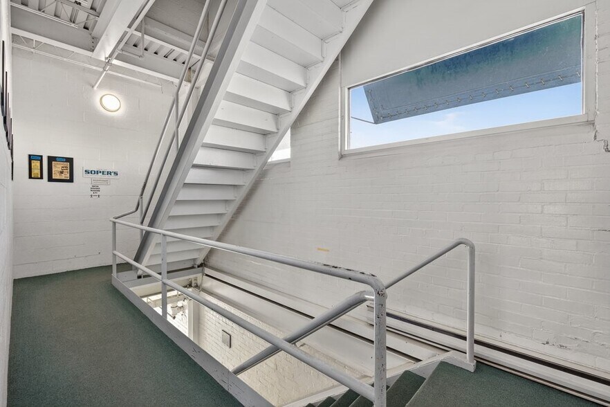 More Photos Of 144-150 Chatham St, Hamilton Manufacturing For Lease