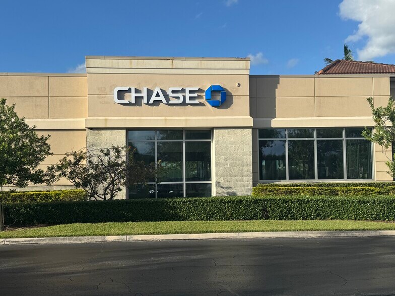 More Photos Of 566-700 N US Highway 1, Tequesta Storefront For Lease