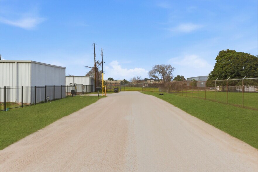 More Photos Of 13025 Fadeway ln, Houston Industrial For Lease