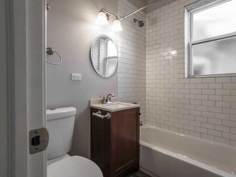 More Photos Of 4401-4403 N Clark St, Chicago Apartments For Lease