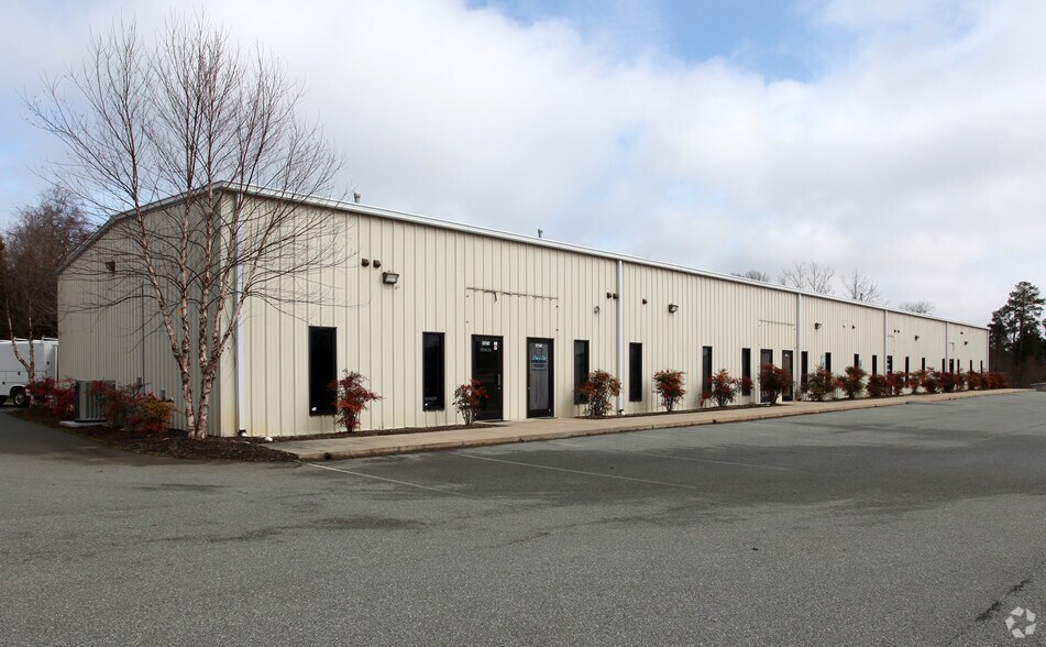 More Photos Of 3653-3673 Alamance Rd, Burlington Flex For Lease