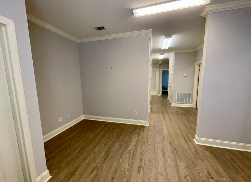 More Photos Of 200 Commercial Ct, Savannah Office For Lease