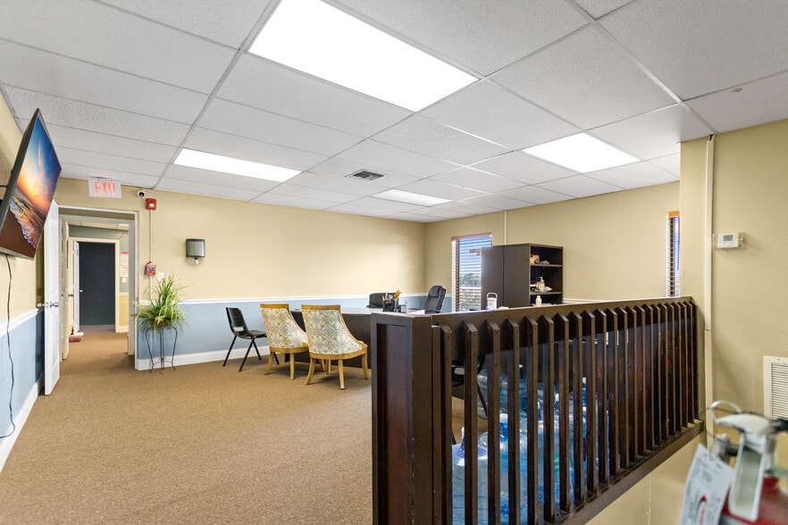 More Photos Of 2025 N Dixie Hwy, Pompano Beach Storefront Retail Office For Sale