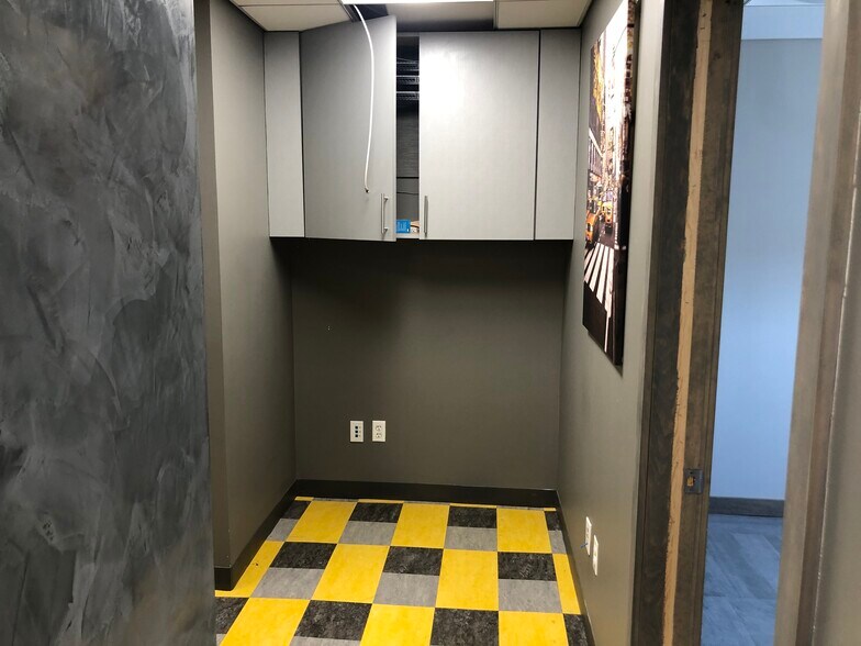 More Photos Of 1670 Old Country Rd, Plainview Office For Lease