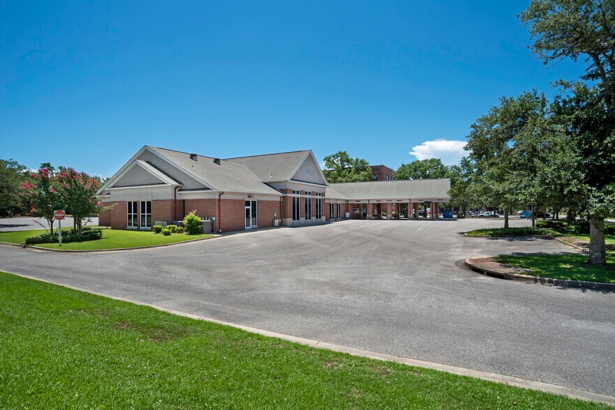 More Photos Of 5061 N 12th Ave, Pensacola Bank For Lease