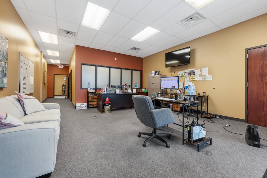 More Photos Of 8913-8923 Veterans Memorial Pky, O'Fallon Office Residential For Lease