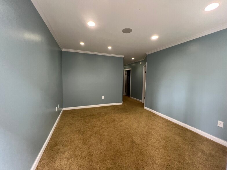 More Photos Of 1060-1064 Laskin Rd, Virginia Beach Office For Sale