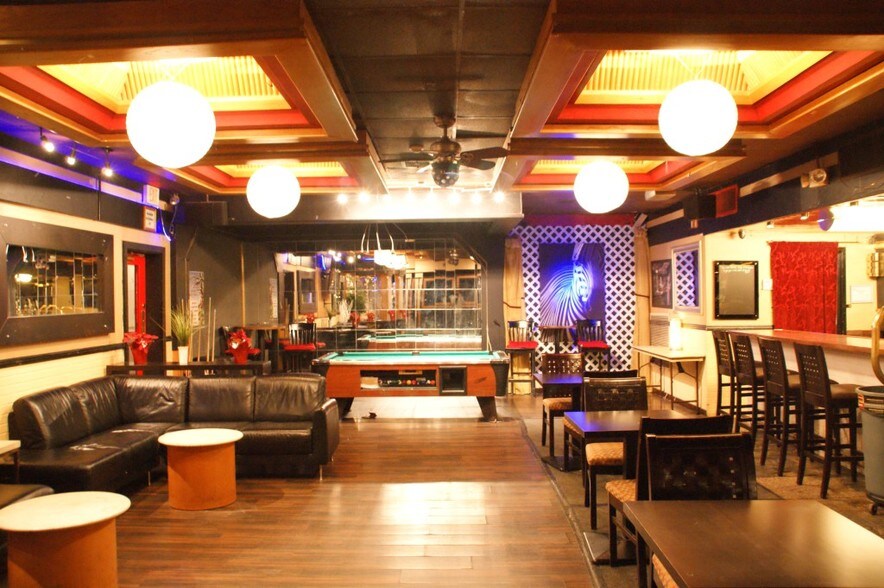 More Photos Of 600 E Broadway, Farmington Hotel For Sale