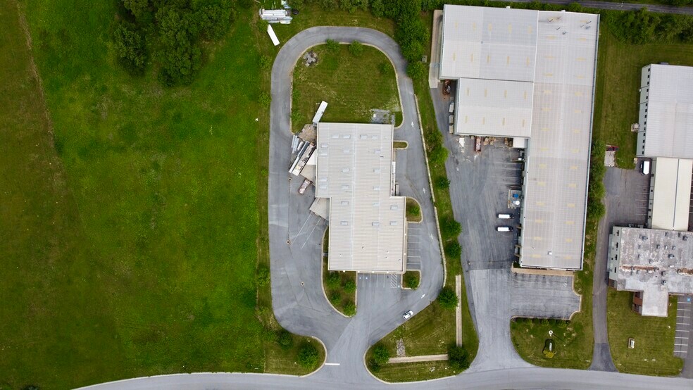 More Photos Of 1326 Progress Dr, Front Royal Flex For Sale