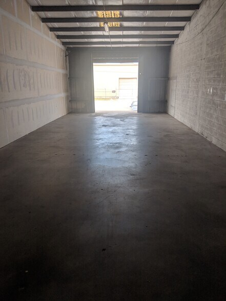 More Photos Of 2542 12th St, Sarasota Warehouse For Lease