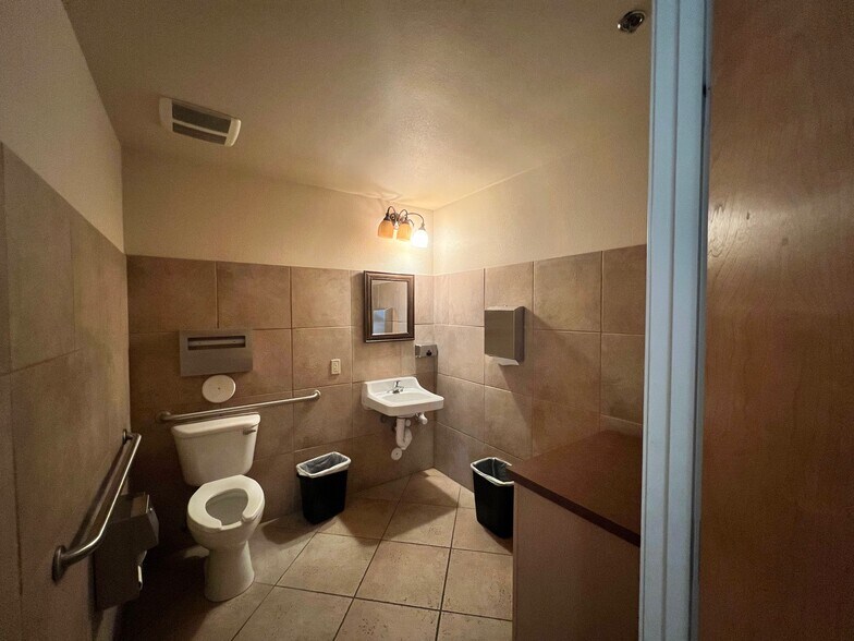 More Photos Of 6677 W Thunderbird Rd, Glendale Medical For Sale