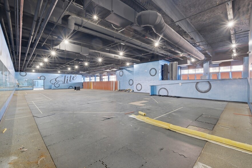 More Photos Of 1461 Market St, Des Plaines Parking Garage For Sale