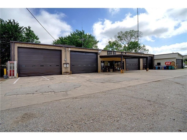 More Photos Of 715 Dallas Dr, Denton Flex For Sale
