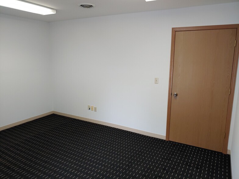 More Photos Of 6631 Commerce Pky, Dublin Light Distribution For Sale