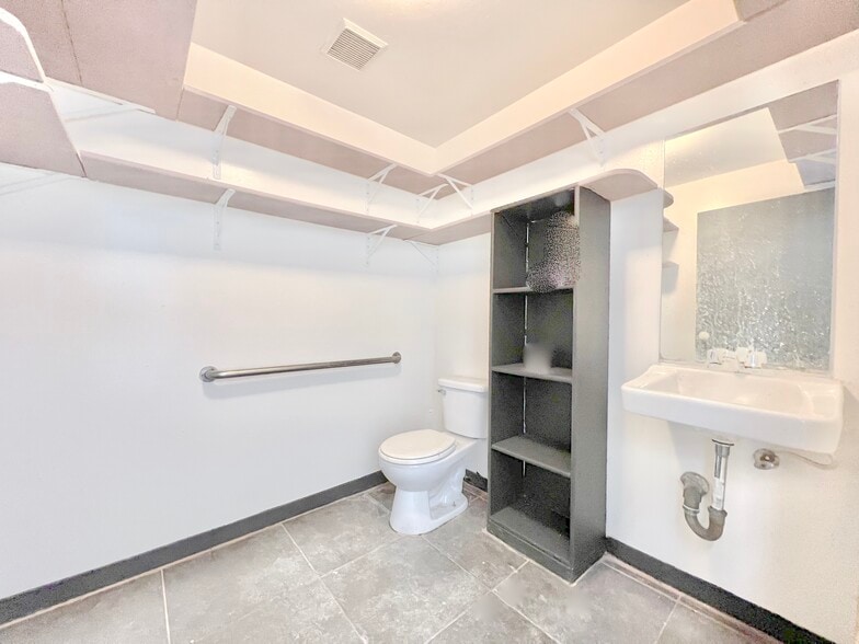 More Photos Of 301-329 E 12th St, Los Angeles Storefront For Lease