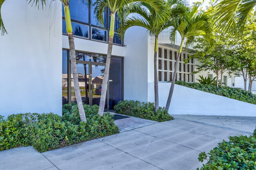 More Photos Of 2115-2145 SW 2nd Ave, Fort Lauderdale Showroom For Sale