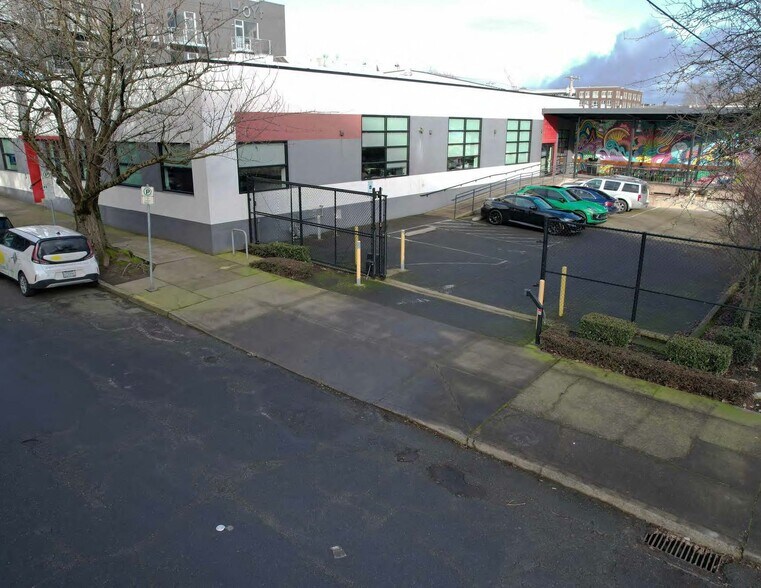 More Photos Of 1645 NW Hoyt St, Portland Office For Sale