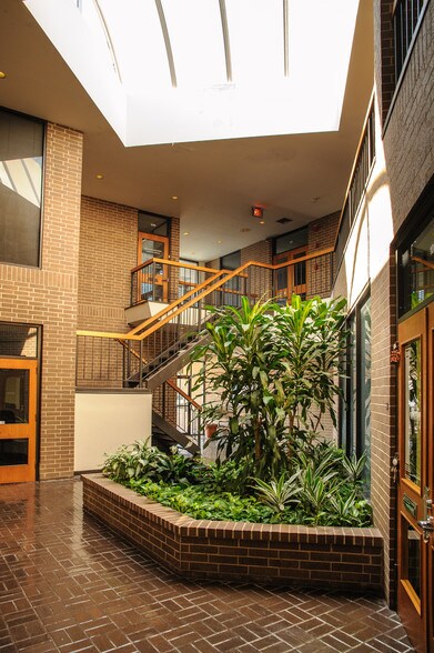 More Photos Of 16151 Cairnway Dr, Houston Office For Lease