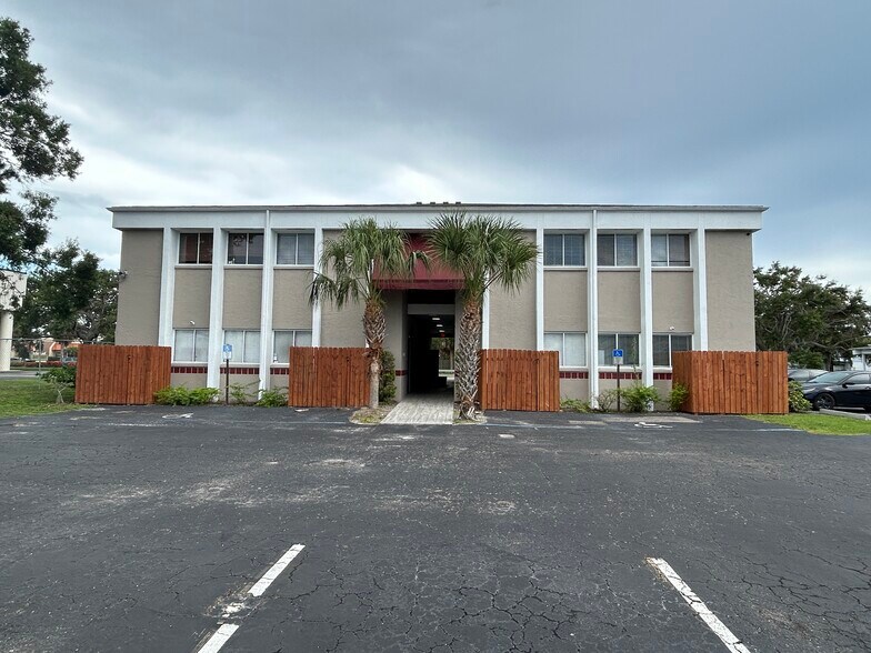 More Photos Of 1877 Northgate Blvd, Sarasota Office For Lease