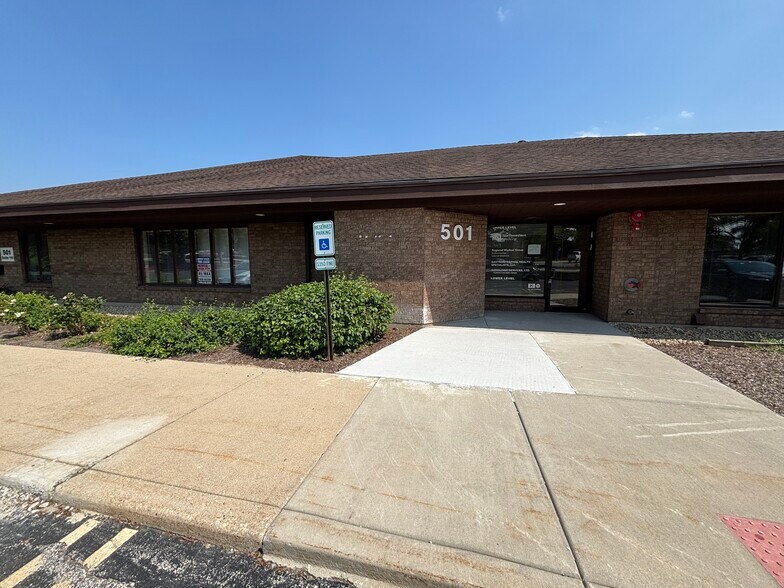 More Photos Of 511-515 Thornhill Dr, Carol Stream Unknown For Lease