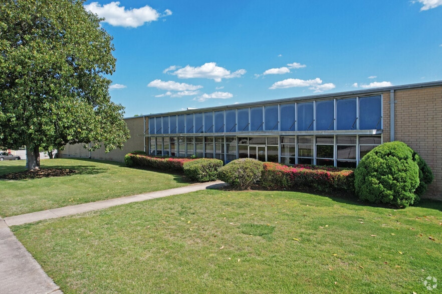 More Photos Of 572 S New St, Eden Distribution For Lease