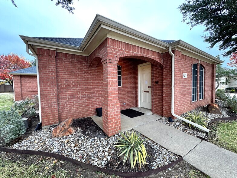 More Photos Of 702 Hunters Row Ct, Mansfield Office For Lease