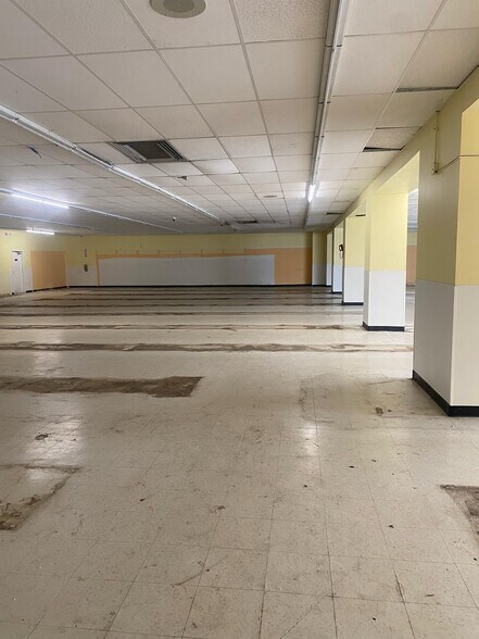 More Photos Of 5101 W Division St, Chicago Storefront For Lease