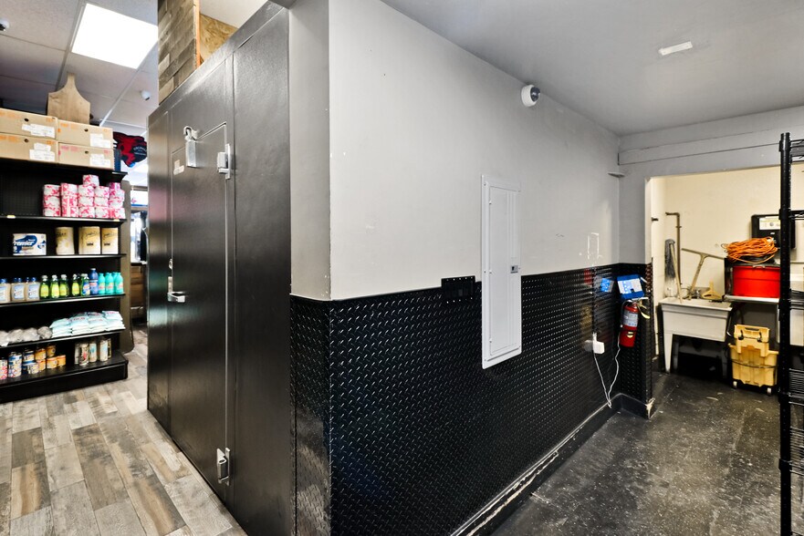 More Photos Of 3715 International Blvd, Oakland Convenience Store For Sale